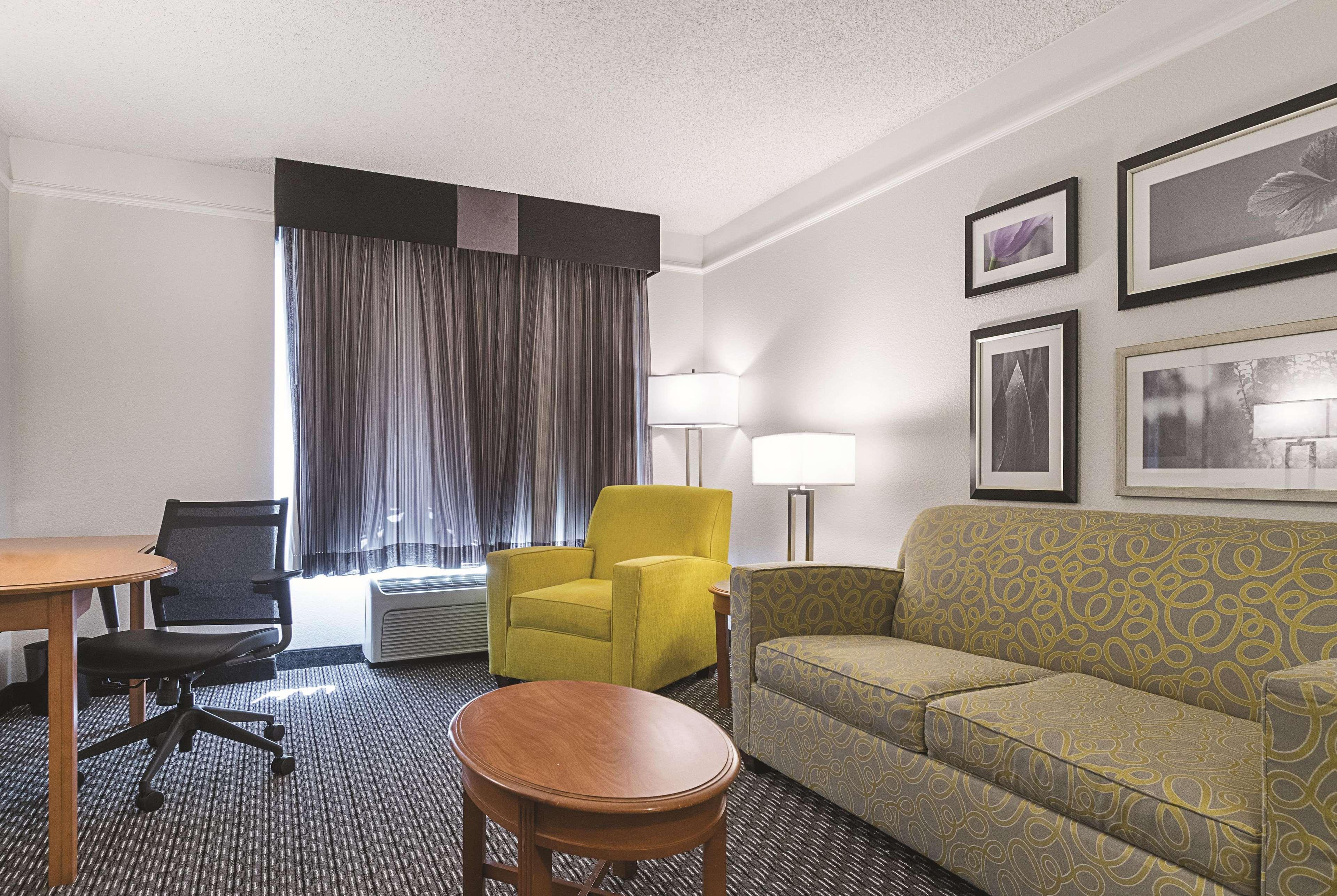 La Quinta Inn & Suites By Wyndham University Area Chapel Hill Durham Esterno foto