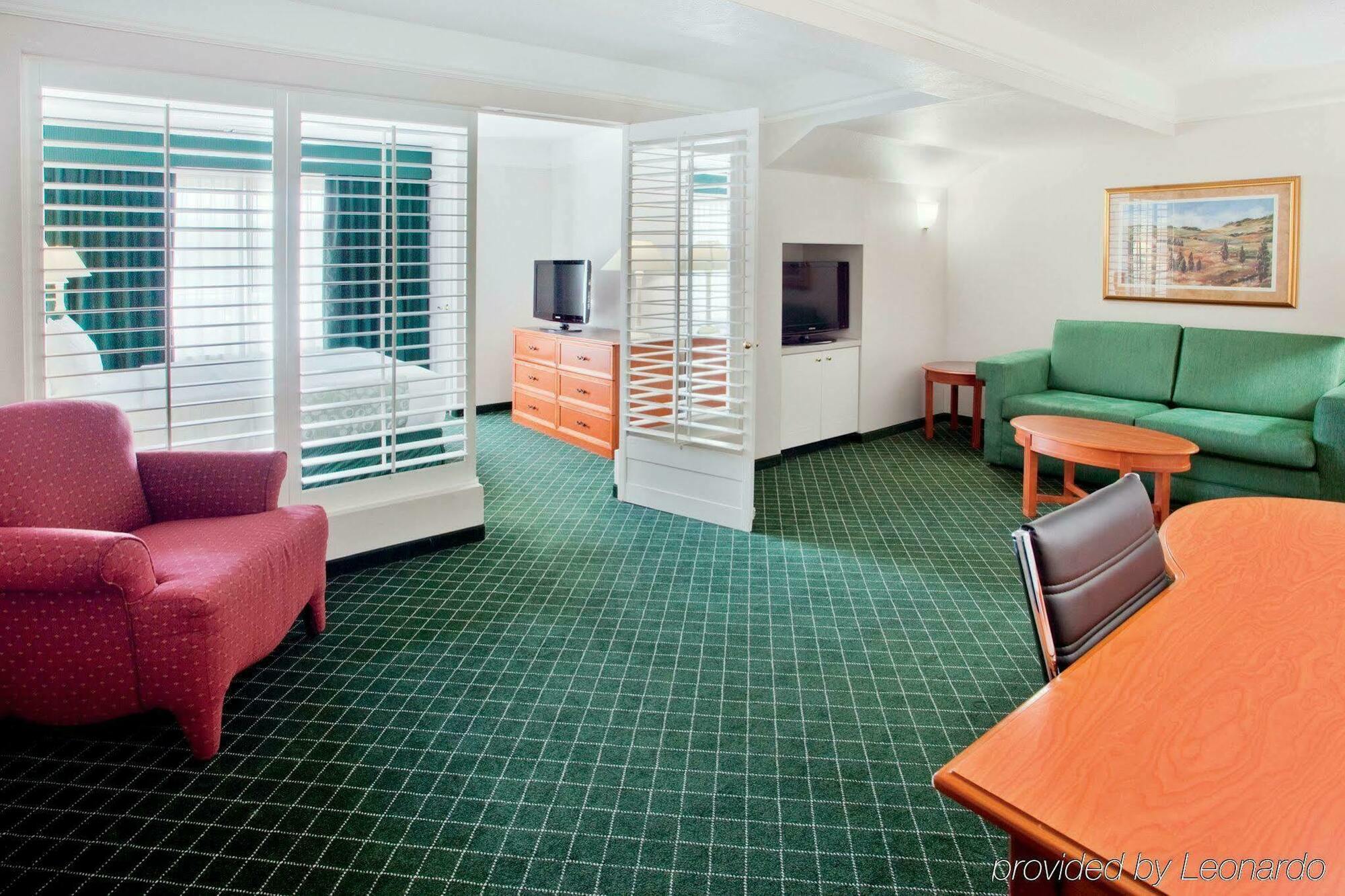 La Quinta Inn & Suites By Wyndham University Area Chapel Hill Durham Esterno foto